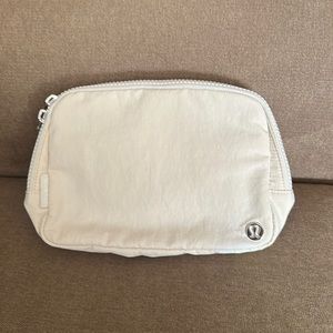 Lululemon Everywhere Belt Bag size 2L (large) in White Opal